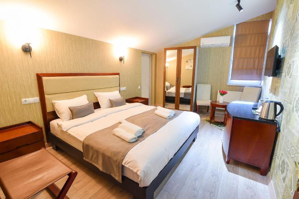 Postel nebo postele na pokoji v ubytování Kraveli Hotel