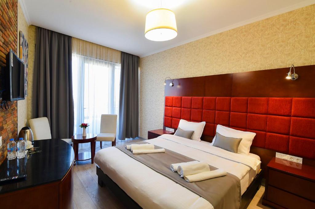 Postel nebo postele na pokoji v ubytování Kraveli Hotel