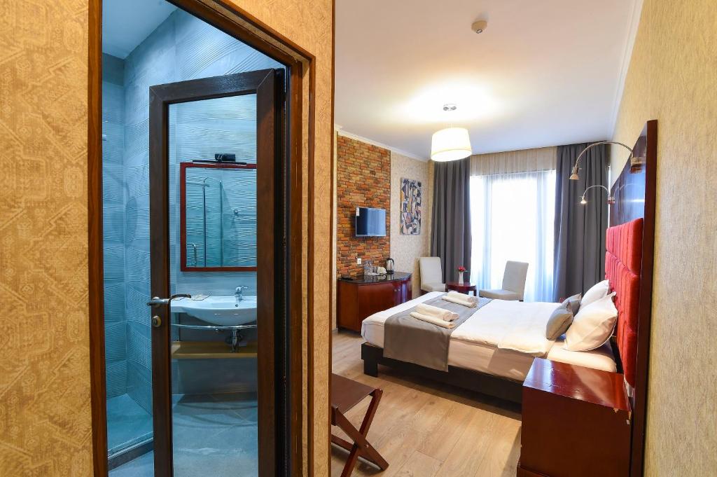 Postel nebo postele na pokoji v ubytování Kraveli Hotel