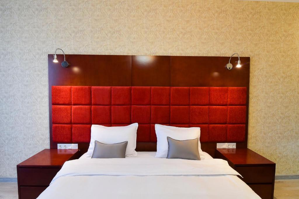 Postel nebo postele na pokoji v ubytování Kraveli Hotel