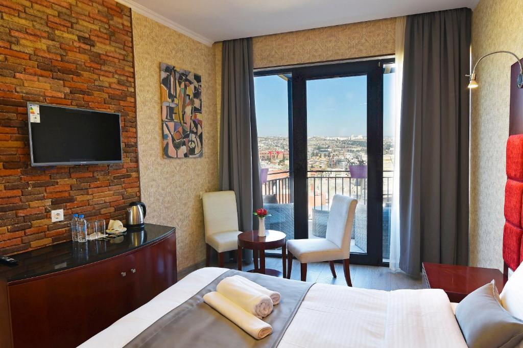 Postel nebo postele na pokoji v ubytování Kraveli Hotel