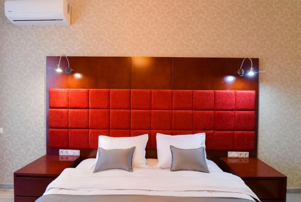 Postel nebo postele na pokoji v ubytování Kraveli Hotel