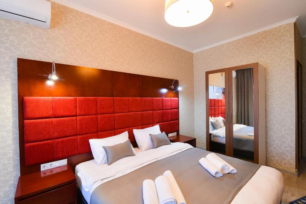 Postel nebo postele na pokoji v ubytování Kraveli Hotel
