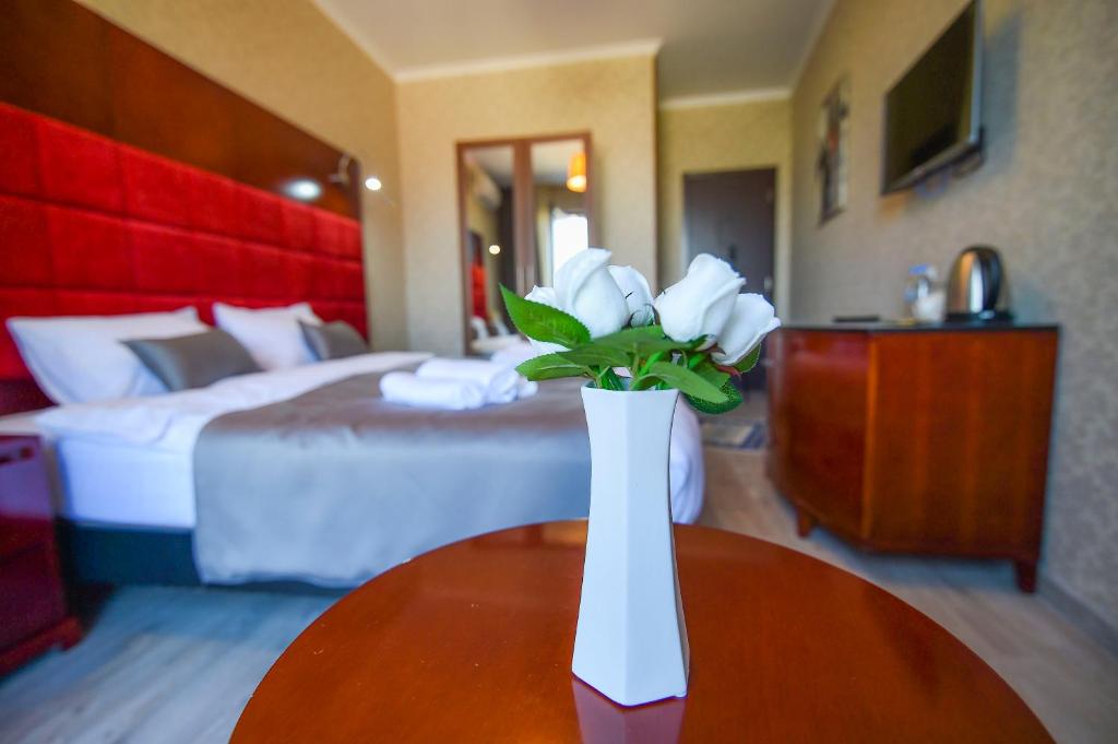Postel nebo postele na pokoji v ubytování Kraveli Hotel