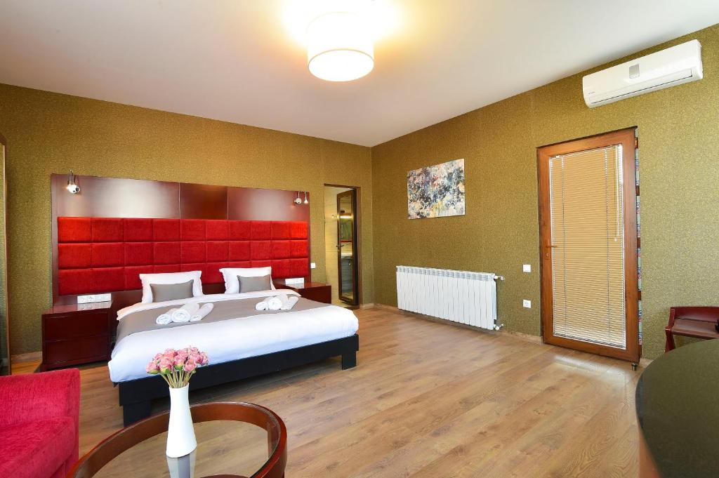 Postel nebo postele na pokoji v ubytování Kraveli Hotel