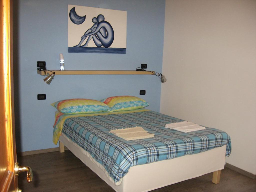 a bedroom with a bed with a blue wall at Torrente Rosandra in San Dorligo della Valle