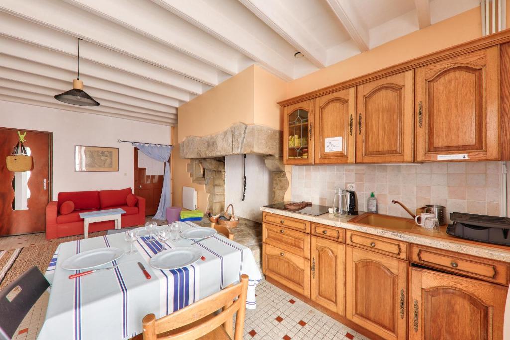 - une cuisine avec un grand lit au milieu dans l'établissement Vacances apaisantes à Saint-Gildas-de-Rhuys, à Saint-Gildas-de-Rhuys