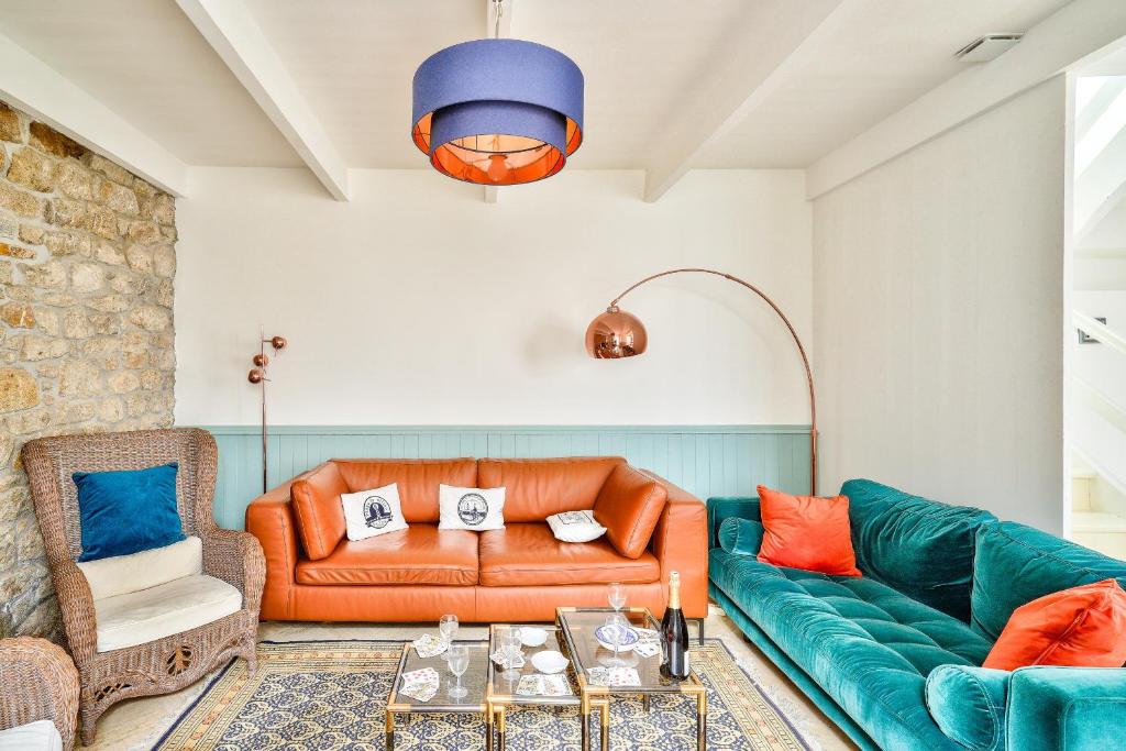 un salon avec un canapé et une chaise dans l'établissement À 30 m de la mer - Maison pour 7 à l' Île Tudy, à l'Île-Tudy