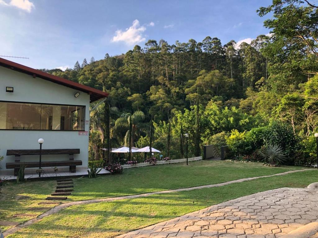 een huis met een bank voor een tuin bij Lua Branca_Recanto in Juiz de Fora