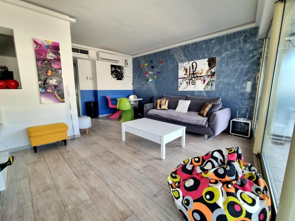 un salon avec un canapé et une table dans l'établissement Royal Lux NICE -Last floor, see view, à Nice