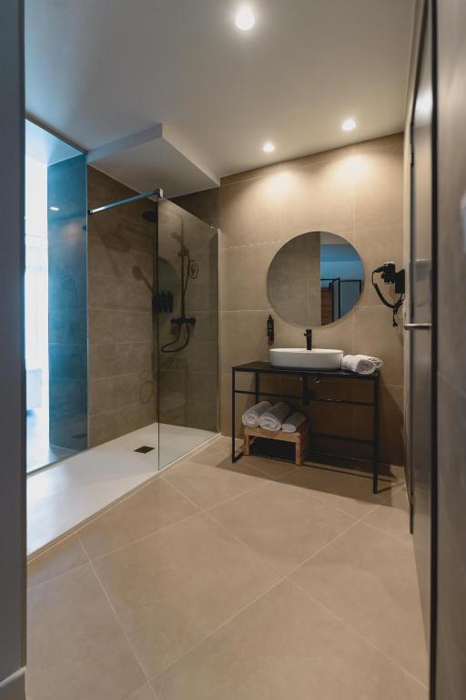 a bathroom with a sink and a shower at HOTEL ALOVE in San José