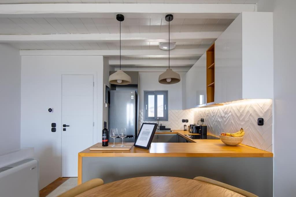 Η κουζίνα ή μικρή κουζίνα στο Kea 360 VILLAS - Aristaeus Abode