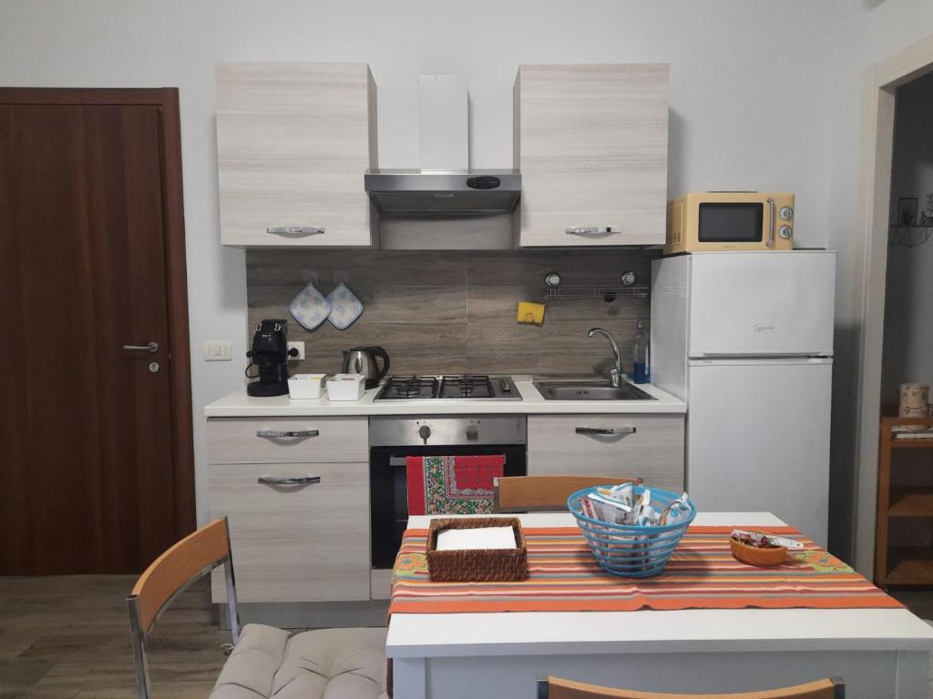A kitchen or kitchenette at RiDi Home Zona Ospedaliera