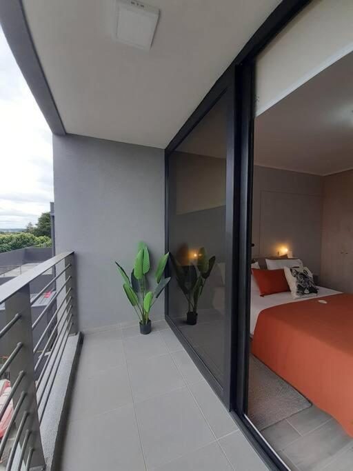 sypialnia z łóżkiem i dużym szklanym oknem w obiekcie Departamento Centro Plaza 404 w mieście Pitrufquén