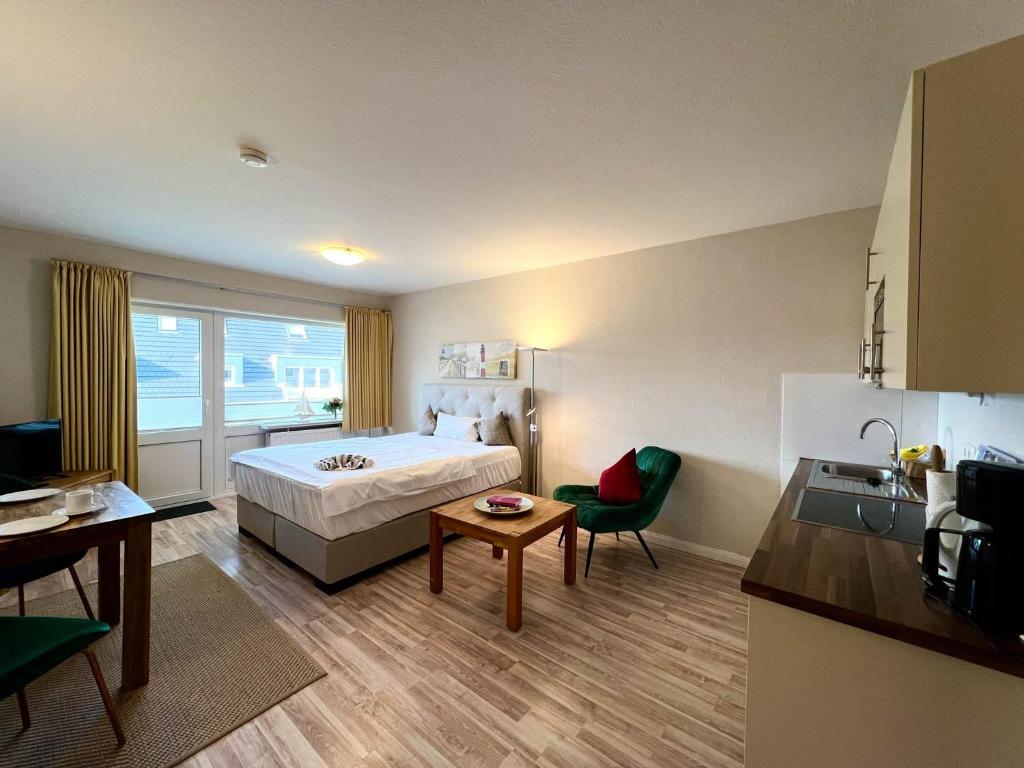 een hotelkamer met een bed en een keuken bij Ferienwohnung Mare Nostrum 6 in Westerland