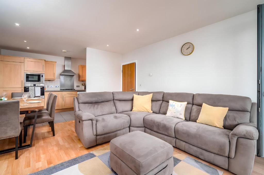 ein Wohnzimmer mit einem Sofa und einem Tisch in der Unterkunft Spacious Penthouse - Sleeps 6, Ideal for Contractors, Families & Business Travellers - Free Parking in Watford
