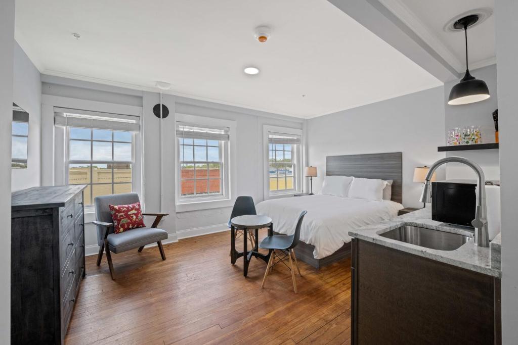 1 dormitorio con 1 cama y cocina con fregadero en Historic Elegance Loft in Downtown Conway, en Conway