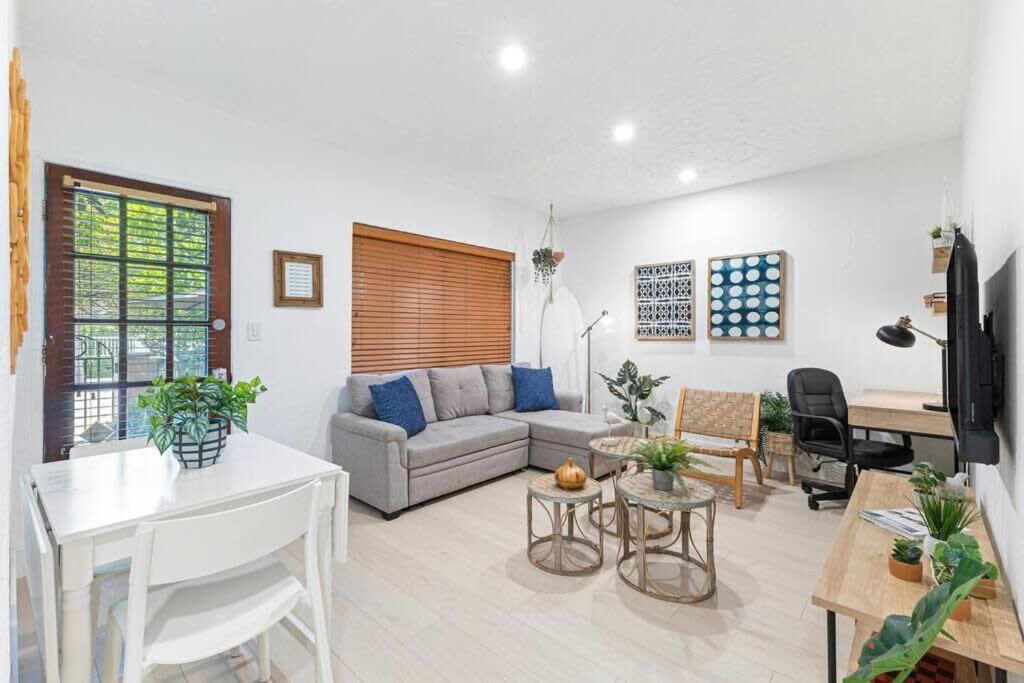 Χώρος καθιστικού στο Bright and Stylish Apt in Las Olas Blvd Victoria Park
