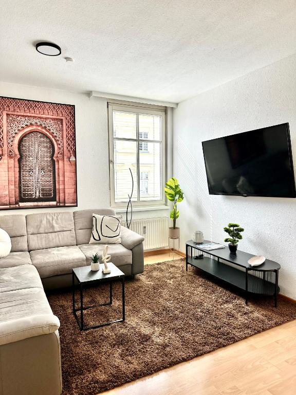 Il comprend un salon doté d'un canapé et d'une télévision à écran plat. dans l'établissement Ferienwohnung am Bregenzer Hafen, à Bregenz