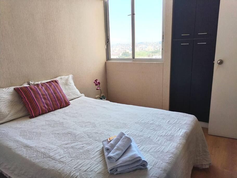 - une chambre avec un lit et une serviette dans l'établissement Bello departamento en altozano, à Tacna