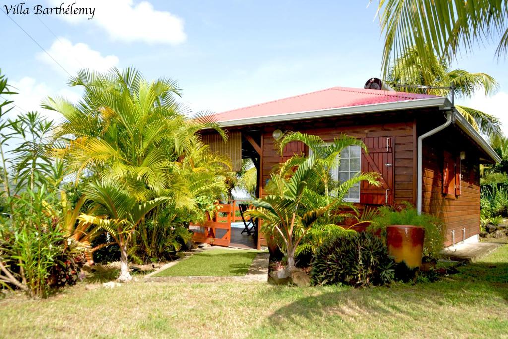 ein Haus mit Palmen davor in der Unterkunft Villa Barthélemy in Goyave