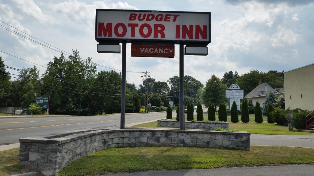 una señal para una posada de automóviles al lado de una carretera en Budget Motor Inn- Stony Point, en Stony Point