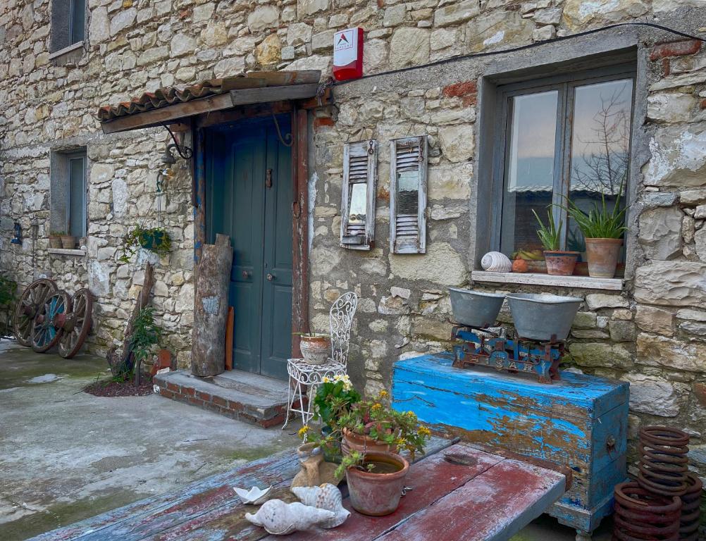 ウルラにあるArt Design TaşEvの青い扉と窓のある石造りの家