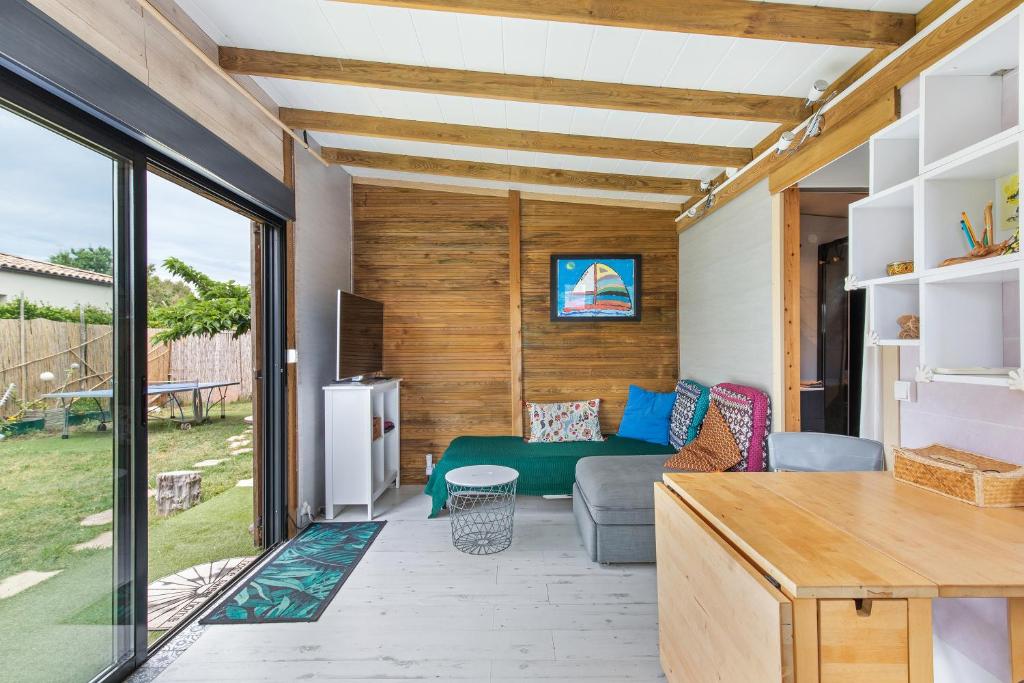 un salon avec un canapé et une table dans l'établissement Gite la Cabane du Sud, au Grau-dʼAgde