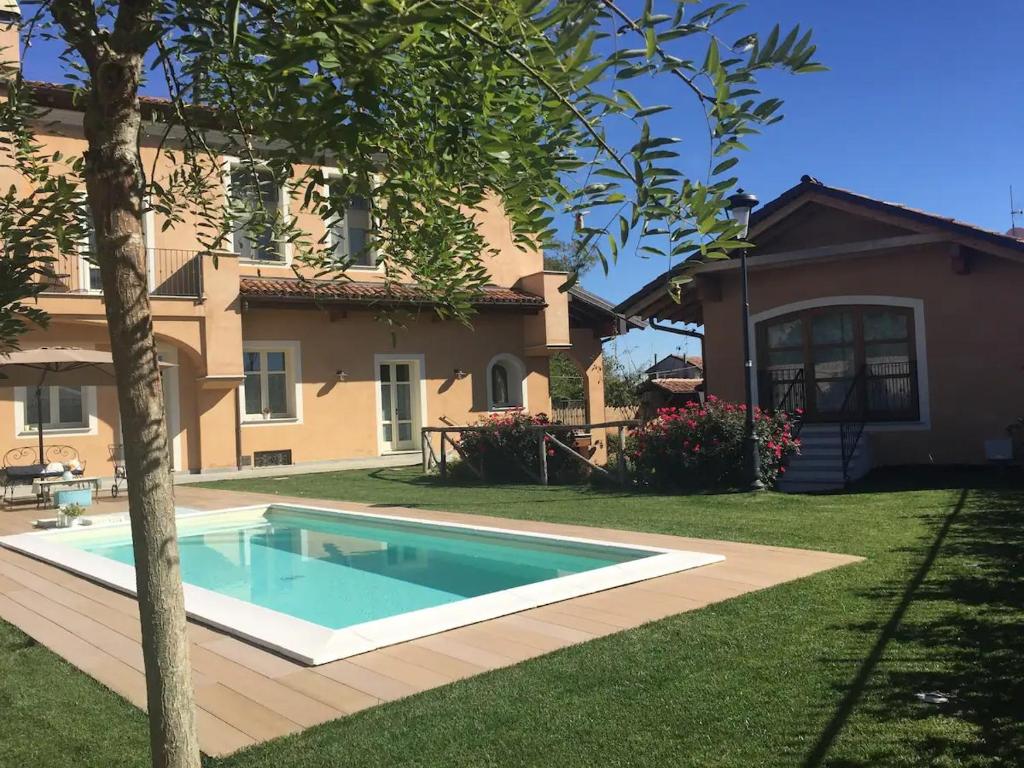 einen Pool im Hof eines Hauses in der Unterkunft La Corte dei Grappoli in Viarigi