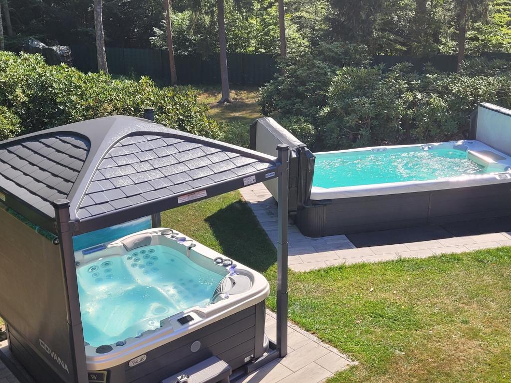 a jacuzzi tub in a yard next to at Royal Whirlpool Suites Lüneburger Heide in Rehlingen
