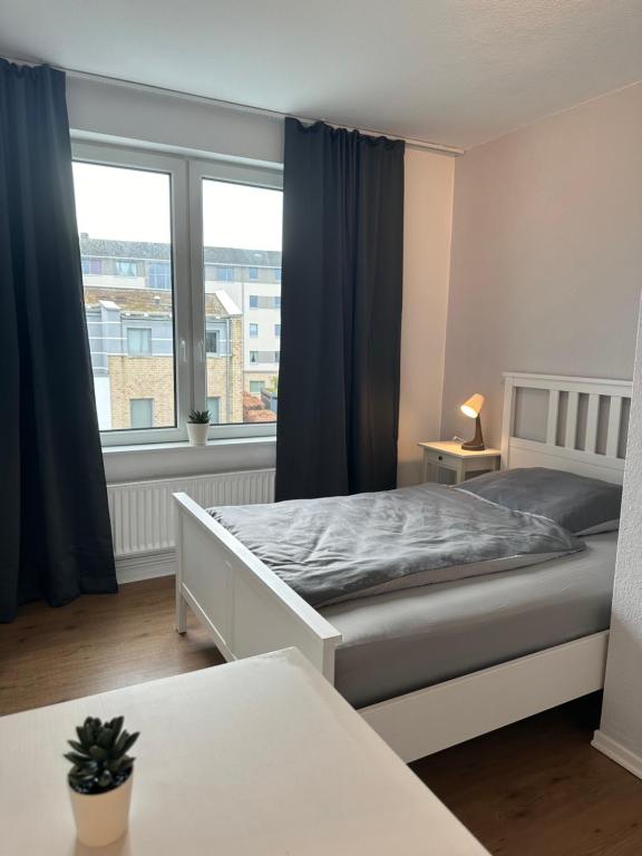 Schlafzimmer mit großem Fenster