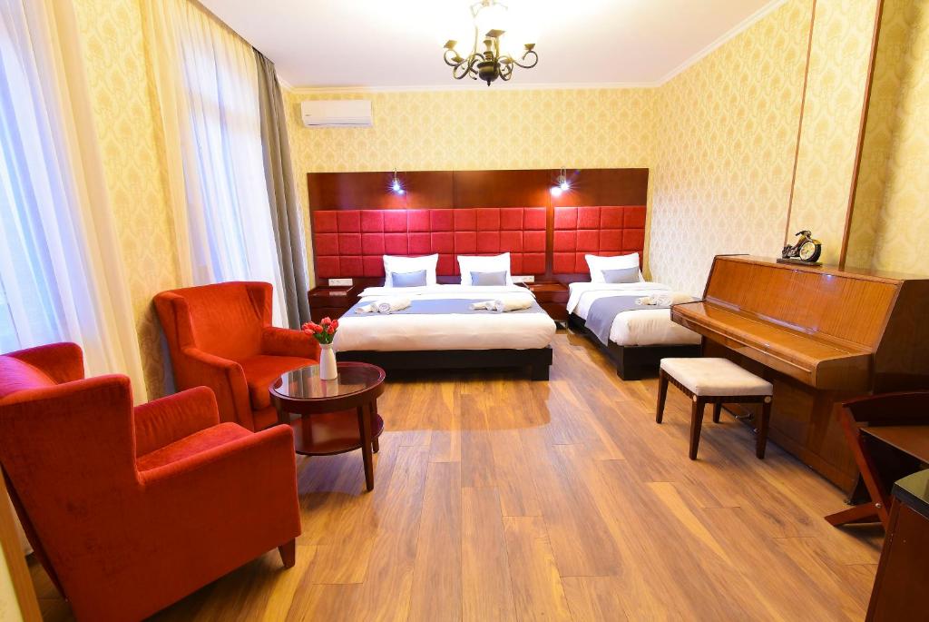 Postel nebo postele na pokoji v ubytování Kraveli Hotel