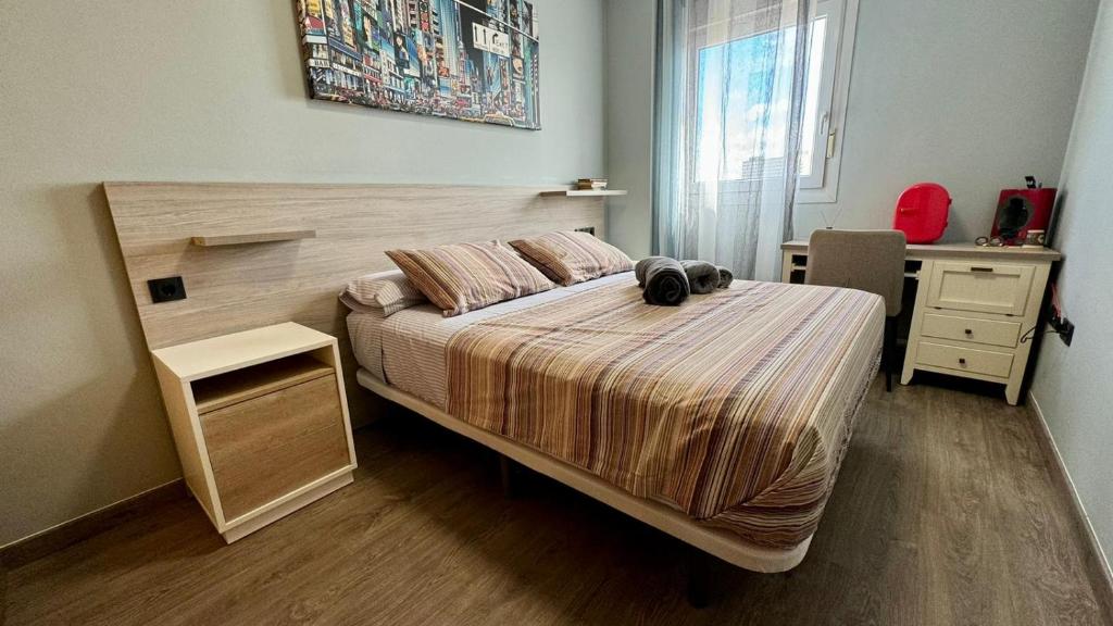 um quarto com uma cama grande e uma cómoda em Habitación en la Bahía de Cádiz em San Fernando