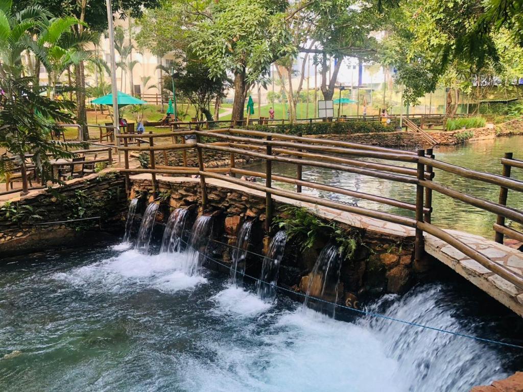 una cascata in un parco con acqua che corre attraverso di Apartamento 3 Quartos Thermas Paradise a Rio Quente