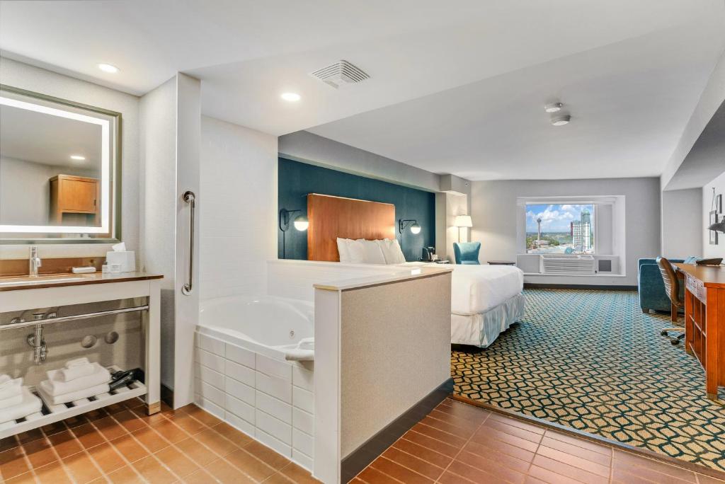 
2-Bedroom Family Suite, 1 King Bed and 2 Queen Beds, Non-Smoking
