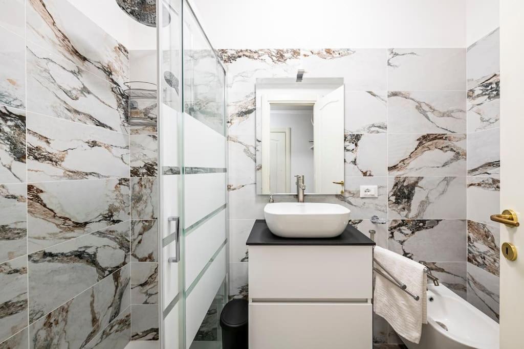 un bagno con lavandino e specchio di [Firenze] New and Elegant Suite a Firenze