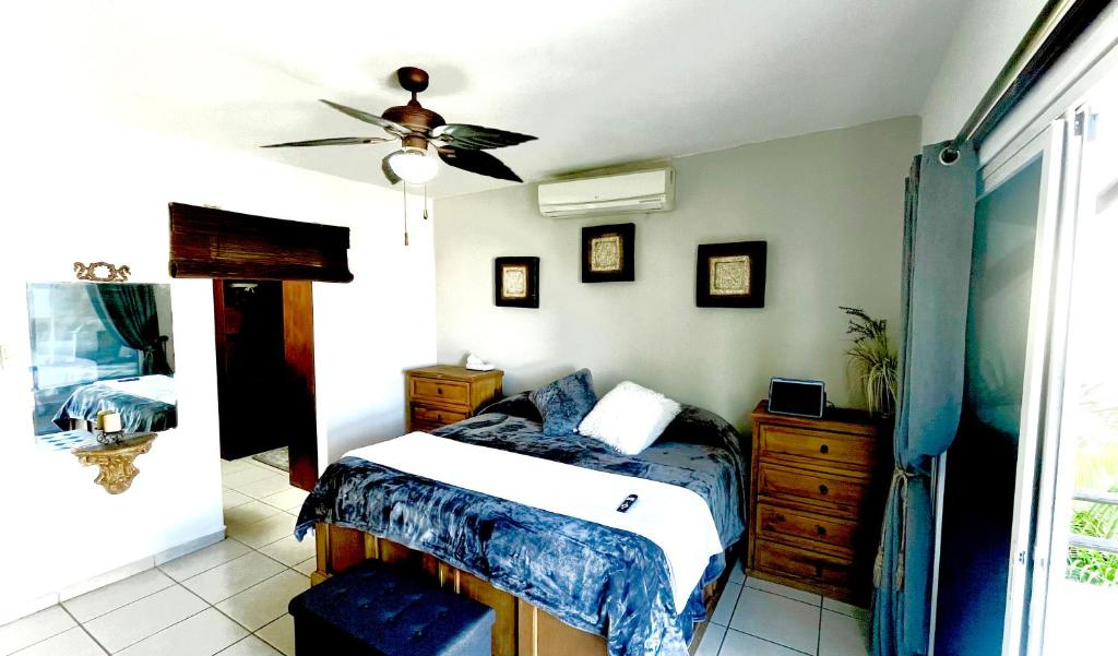 um quarto com uma cama e uma ventoinha de tecto em Casa bella Loma encantada em San José del Cabo