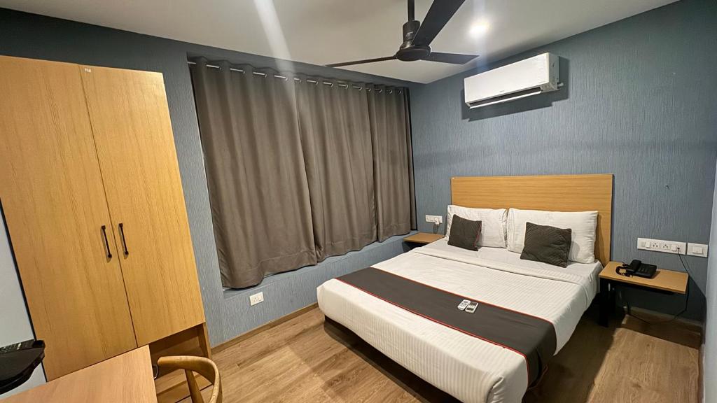 a small bedroom with a bed and a window at PHP BOUTIQUE TOWNHOUSE in Chennai