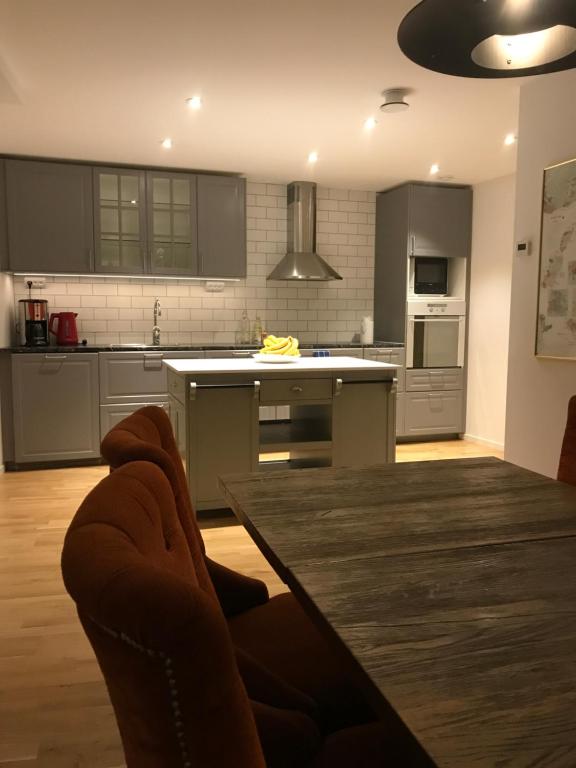 cocina con mesa de madera y encimera en Split 2, en Veberöd