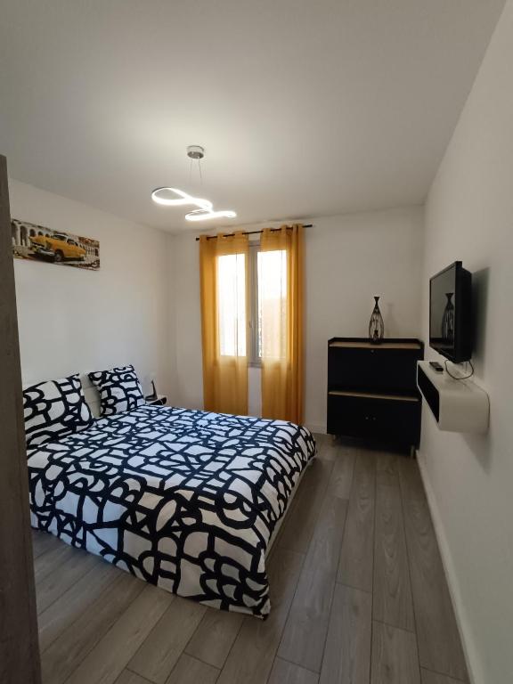 une chambre avec un lit et une télévision dans l'établissement Foras Urban Living à 2 pas du festival, à Cannes