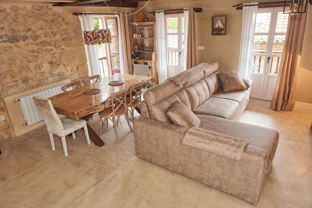 sala de estar con sofá y mesa en Alojamiento y Visita a Bodega Miradorio Incluida, en Casasola