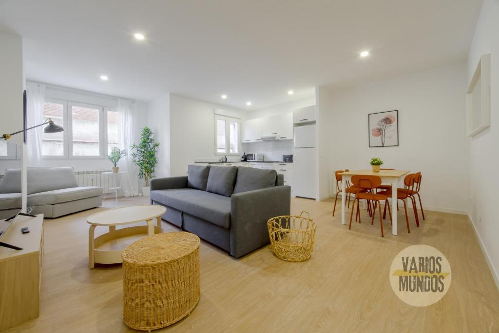 een woonkamer met een bank en een tafel bij Smart Apartment 3pax en Madrid Rio con Parking in Madrid