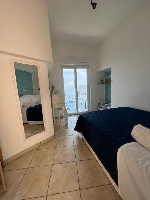 Postel nebo postele na pokoji v ubytování La Terrazza sul Mare