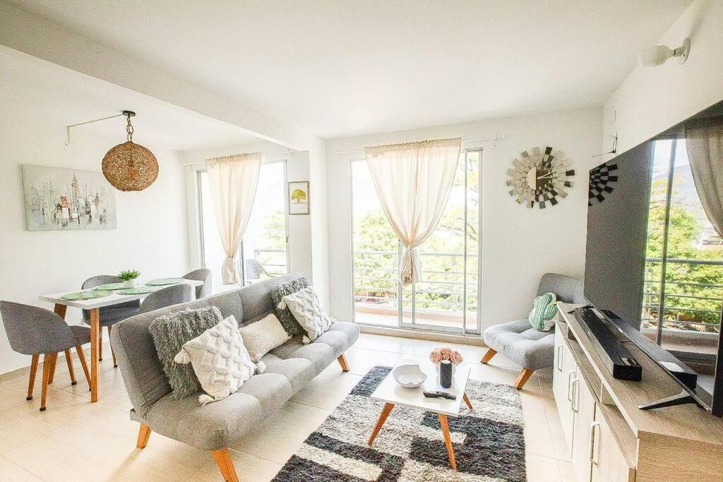 uma sala de estar com um sofá e uma mesa em Espectacular apartamento en excelente sector em Yopal