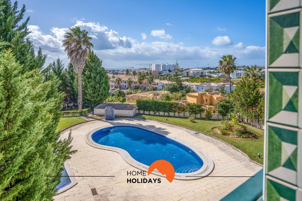 eine Villa mit einem Pool und einer Palme in der Unterkunft #201 City View with Balcony and Pool in Albufeira
