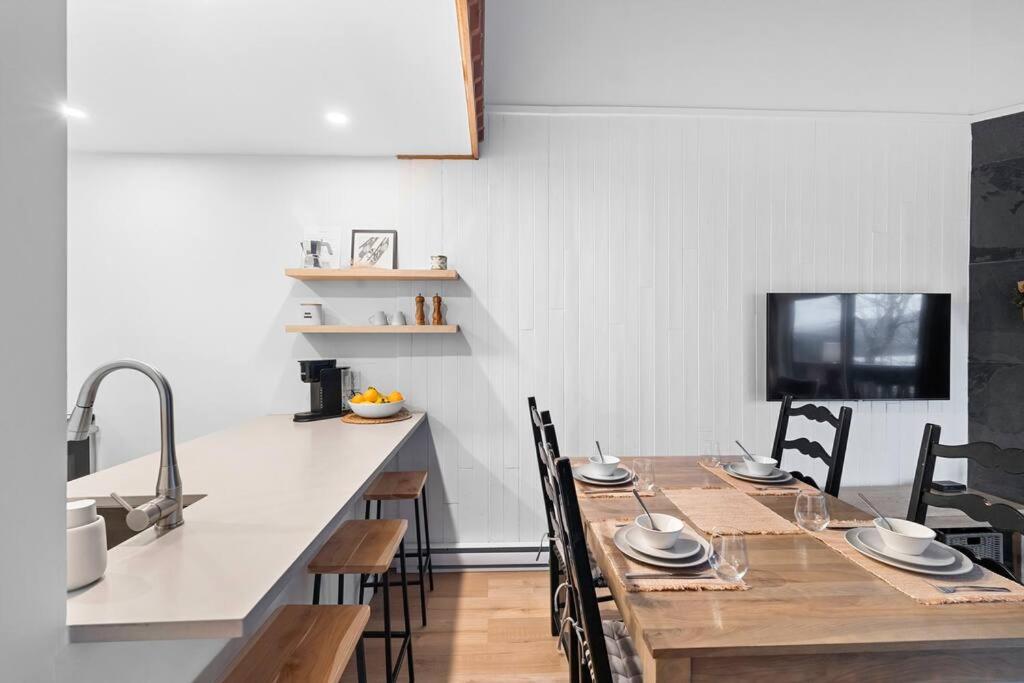Una cocina o zona de cocina en Cozy & Simple Condo with Views of Mont-Tremblant