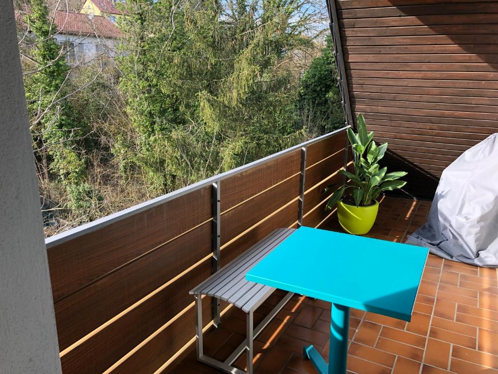 Balkón nebo terasa v ubytování Blaues Zimmer mit grossem Balkon, Bad ist ein Traum, 50 Schritte zum Radweg am Main, Weinfest besuchen