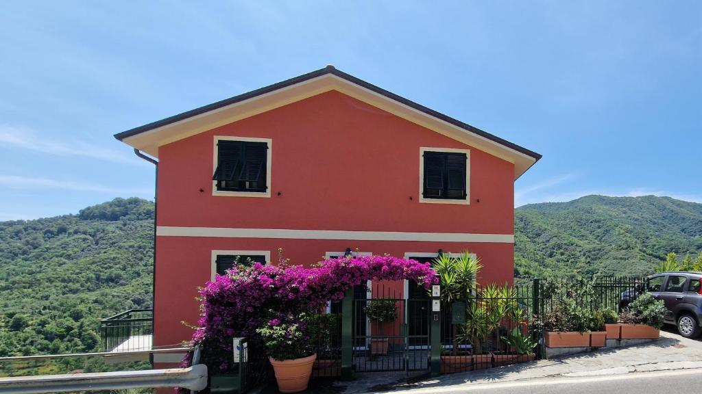 a red house with flowers in front of it at Villa delle Rose in Chiavari