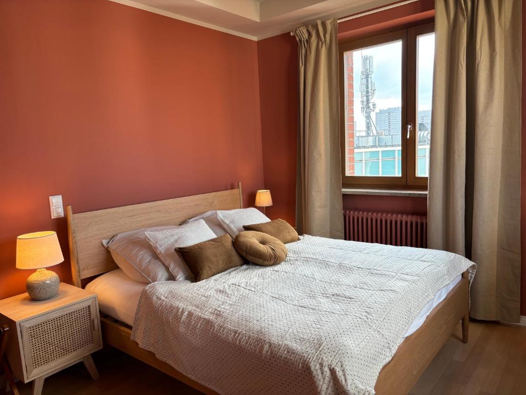The Charming by Curt Suites في برلين: غرفة نوم مع سرير مع دمية دب عليها