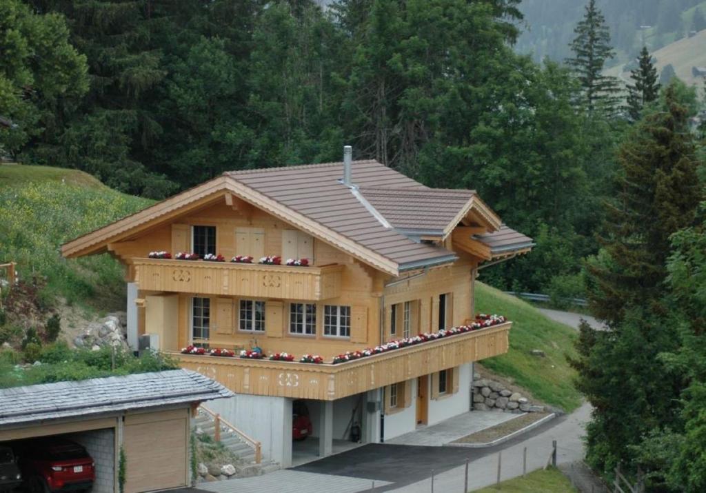 une maison avec un balcon au-dessus dans l'établissement Large studio for 2 on hiking trail, ski in-ski out, à Lenk im Simmental